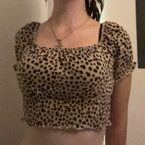 Leopard topp - Jag skulle stylat det med ett svart linne under men mina va i tvätten men jätte snygg men inte min stil🥲