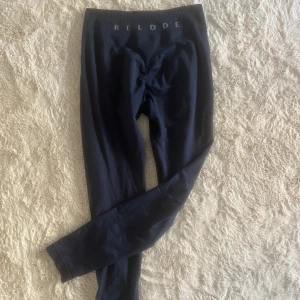 Relode tights - Säljer dessa populära tights från relode i storlek XS, passar även en S! Säljes då de inte kommer till användning längre, de är i toppskick!🙌🏻🌻 