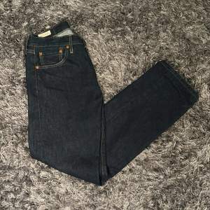 Levi’s jeans | model 501 | Storlek 28/32, men har sytt ner dem till 28/30👍| skick 10/10 | Använda ungefär tre gånger | Hör av er vid minsta lilla fråga!