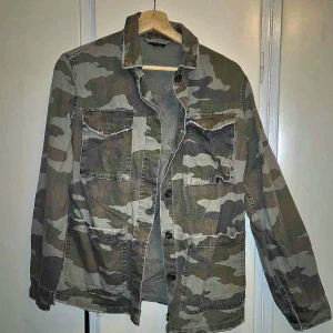 Snygg camo skjorta 🔥✨️ - Väldig bra skick camouflage skjorta/kofta från Topshop 🔥💚