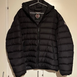 Colmar jacka  - Säljer min Colmar jacka då jag är sugen på en ny. Inga defekter eller liknande, skick 8.5/10. Jackan passar storlek M/L.