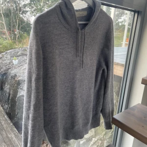 Sayless kashmir hoodie - Hej, säljer denna riktigt feta Kashmir Hoodien som är rikgigt snygg till hösten. Den är storlek M. Den är lite nopprig speciellt på armarna. Ny pris är 900 kr.