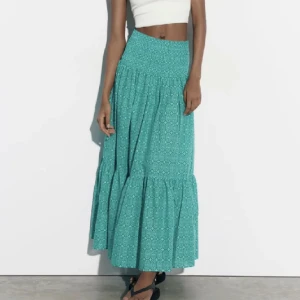 Långkjol zara  - Endast använd en gång. Inga defekter 💕 nästan ner till marken på mig som är 173 om jag har den lågmidjad. 