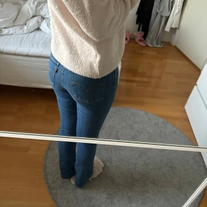 Levi's Premium 725 High Rise Bootcut Jeans - Supersnygga levi’s bootcut jeans💕endast använda en gång. ordinarie pris 1149kr. är villig att diskutera pris. köparen står för frakten💕
