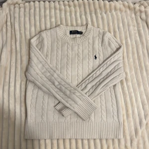  Ralph Lauren tröja 800/bud - Säljer en superfin vit stickad tröja från Ralph Lauren. Den är i nyskick och passar perfekt för en stilren look. Skickas i original påse! Inga fläckar eller defekter. Kan se ut som det på bilden, men är bara ljuset. Pris kan diskuteras vid snabb affär!