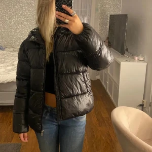 Svart pufferjacka - Säljer min svarta puffer jacka i storlek M💘 Varm och go nu till hösten och vintern. Endast testad med prislapp kvar.  Tacksam för snabb affär!!