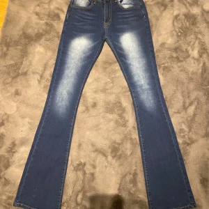 Blåa bootcut jeans - Ett par sprillans nya jeans som endast är provade. Säljer pga att de är för stora i midjan. 