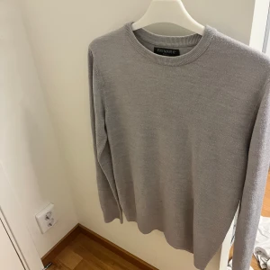 Grå sweatshirt - En fin tröja i bra skick med ett väldigt skönt matrial. Det är en fin passform på tröjan och passar de som är 165-175