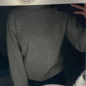 Stickadtröja - Säljer min mysiga tröja från h&m för den inte används. Skriv gärna till mig vid funderingar 🩷
