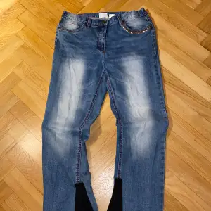 Ett par jeans som jag gjort. Inte till salu utan bara intressekoll. Men ge bud ändå! 😉