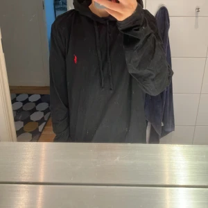 Ralph lauren hoodie  - En snygg ralph lauren hoodie som är tunn i str tröjan är i bra skick förutom en liten fläck i luvan men inget man tänker på tröjan passar om du är 170-178 vårt pris är 449 priset kan diskuteras 