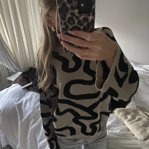trendig tröja! - säljer denna fina tröja från freequent!! Aldrig använd med prislapp kvar💞
