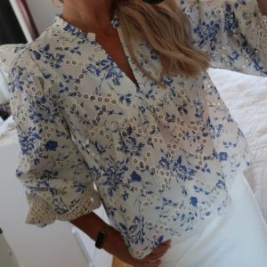 mq blommig vit blus - säljer denna super vackra blusen då jag rensar min garderob,💕 inga defekter