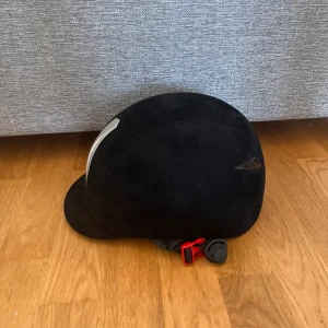 Ridkläder - hjälm Märke: CRW Storlek: M 56-58 Pris: 600kr  Säkerhetsväst  Märke:Fouganza  Storlek: 12-14 år Pris: 250kr  Ridstövlar Märke: Swing Storlek: 38 M Pris: 250kr  Ridhandskar Märke: Fouganza Storlek: S Pris: 70kr 