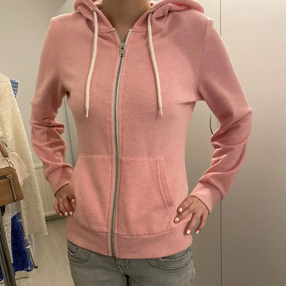 Säljer min rosa kofta då den inte kommer till användning💕. Hoodies.