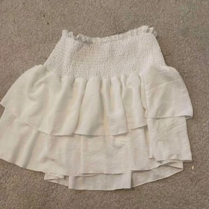 Kjol - Volangkjol, aldrig använd Superfin, storlek S🫶🏼