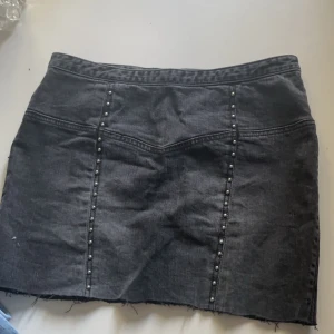 Jeans kjol - Jeans kjol i storlek 38 i märket zoul. Ingen aning om vad den kostade från början men den är använd 1 gång. Kan diskutera pris. 