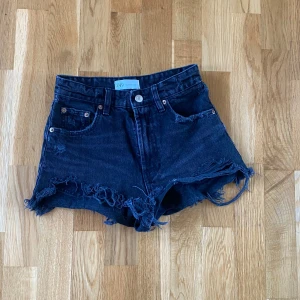 Mid-waist jeansshorts  - Svarta mid-waist jeansshorts från zara i storlek 32. Shortsen har knappts använts🖤