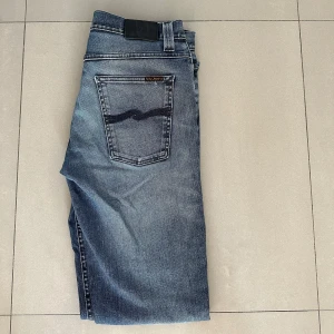 Nudie jeans - riktigt snygga blåa jeans! modellen är 187, väger 85!, Nypris ca 1600kr! hör av er vid intresse!🙌🏽