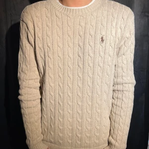 Ralph Lauren Stickad   - Ralph Lauren Stickad Tröja | Skick 10/10 | Storlek M, passar även L | Köpare står för frakt eller mötas upp vid Sundsvalls området | Han på bilden är 172cm, 62kg |Skicka frågor vid funderingar om den Stickade tröjan 