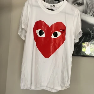 Play❣️ - Fin t-shirt med dtt hjärta på, har används en gång eftersom den inte passa mig🌹fungerar till både tjej och kille.💋
