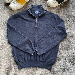 Ralph lauren - Säljer fet Ralph lauren halfzip storlek M. Skitbra skick och inga defekter. Självklart äkta