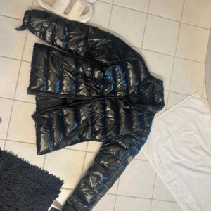 Moncler jacka  - Fint skick knappt använd. Såklart äkta storlek 3 motsvarar en 38