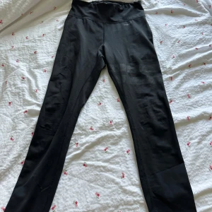 Tränings taights  - Ett par svarta tränings byxor ifrån Stronger som passar S/M