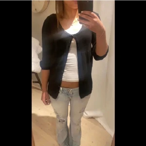 Trekvartsärmad kofta - Säljer denna svarta kofta med trekvarts ärmar. Halva har ett lite ihåligt mönster som detalj, superfin! Säljer då den inte passade mig☺️ Kan tänka mig gå ner i pris!🥰