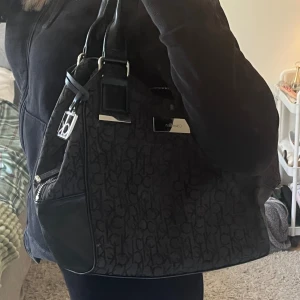 Calvin klein väska - Stor rymlig calvin klein väska. Köpt för 400 här på plick. Har inte fått användning av den så säljer vidare😇 inga deffekter alls. Perfekt som skolväska! 