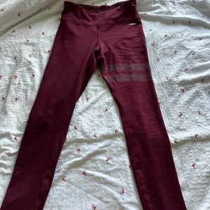 Vinröda tränings tights - Vinröda snygga tränings tights ifrån stonger. Som passar S-L ungefär dom är väldigt stretchiga