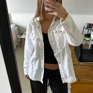 Vit jeansjacka med snöre - En lite längre vit jeans jacka ifrån zara 