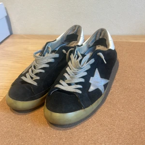 Golden goose 41 - Tjenare! Säljer nu mina svarta golden goose i storlek 41 men passar även 42, skriv till mig om du har någon fundering så hörs vi:)