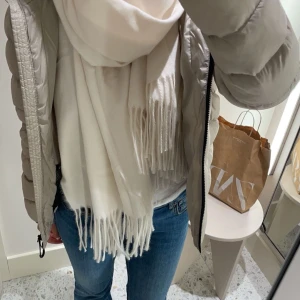 Vit jacka - Säljer min vita/smörvita vinterjacka, använd fåtal gånger Nypris 1000 kr, lite sminkfläckar på insidan men inget som syns utifrån, går att tvätta bort💕 