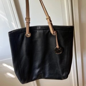 Michael kors väska  - Så fin Michael kors väska! Stor och rymlig med många bra fack👍🏽 otroligt bra sick! Nypris ca 3500kr