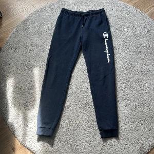 Champion mjukisbyxor   - Säljer dessa champion byxor då de inte föll mig i smaken bra skick mvh wilmer 