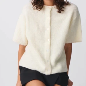 Stickad kofta gina - Så fin och populär stickad kofta från gina, helt slutsåld och som ny❤️