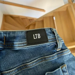 Ltb jeans valerie - Säljer mina ltb jeans i modellen valerie eftersom att dem är för långa för mig.. passar nog dig mellan 160-170 brors på hur man vill ha dem.  ny pris va va 1200kr💗 pris kan diskuteras💕