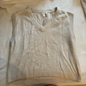 Beige stickad väst - Jättefin väst men använder aldrig. Varsamt använd, storlek S och köparen står för frakten<3