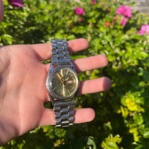 Sällsynt Vintage Seiko 5 golden dial daydate - VINTAGE (1971-1983) SEIKO 5 AUTOMATIC 6309A DAY/DATE GOLDEN DIAL WATCH. Denna klocka endast stiger i värde för varje dag som går. Urtavlan har en unik och cool effekt som visar olika guldtoner beroende på vinkel och ljus. Vid fler frågor skriv ett pm