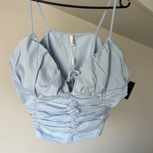 Topp - så fin topp i en fin blå färg! Aldrig använd🩵