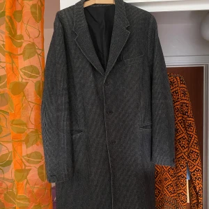 Acne studios rock - En knälång ullrock från acne. Varm och jättesnygg. Säljer för att den är för stor. Det är en mansmodell men passar alla tycker jag! Bra skick!
