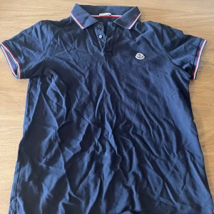 Moncler polo - [ Moncler polo [] Skick - 8/10  [] Storlek - M passar även S [] Pris - 800kr ]  Vid frågor eller något du undrar över gå via PM. mvh Z.L 