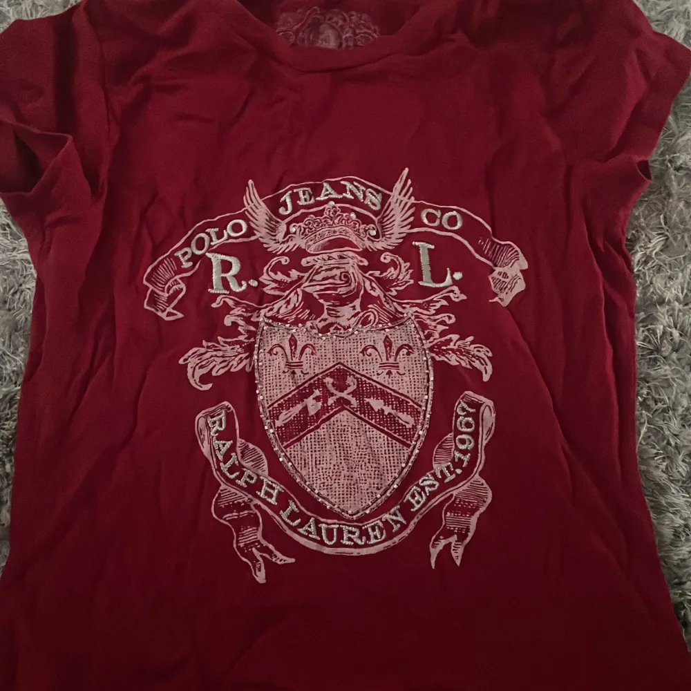 Jättefin tröja från ralph lauren med snygg design. Den är knappt använd och har inga defekter. . T-shirts.