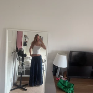  Långkjol  - Jätte fin blå lång kjol använt max 2 gånger köpt i smögen för 1 år sedan men den har bara legat och skräpat i garderoben. Storlek står inte på Sådana plagg men jag brukar ha xs - s och funkar väldigt bra på mig, väldigt stretch midjan.