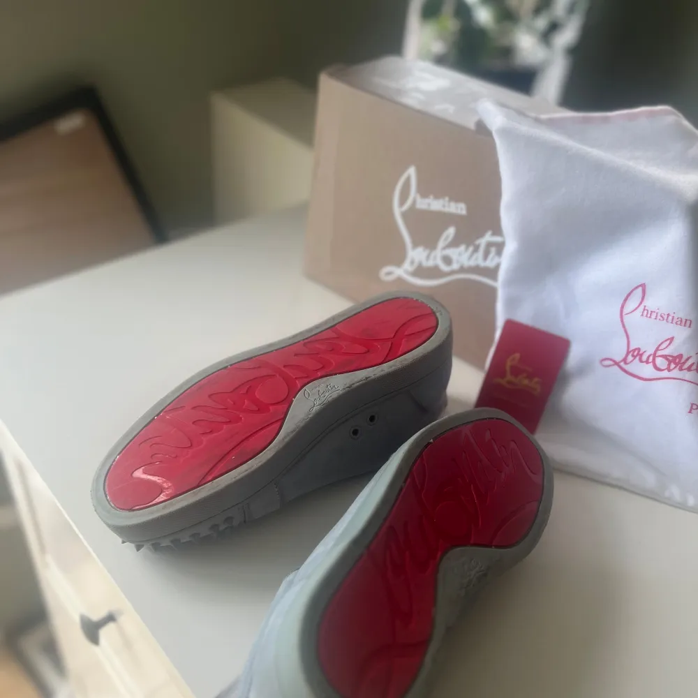 Väldigt snygga och fräsha Louboutin skor !  Är i färgen grå och är F@ke ! Storlek 42 Säljes då jag inte använder dem längre !😁. Skor.