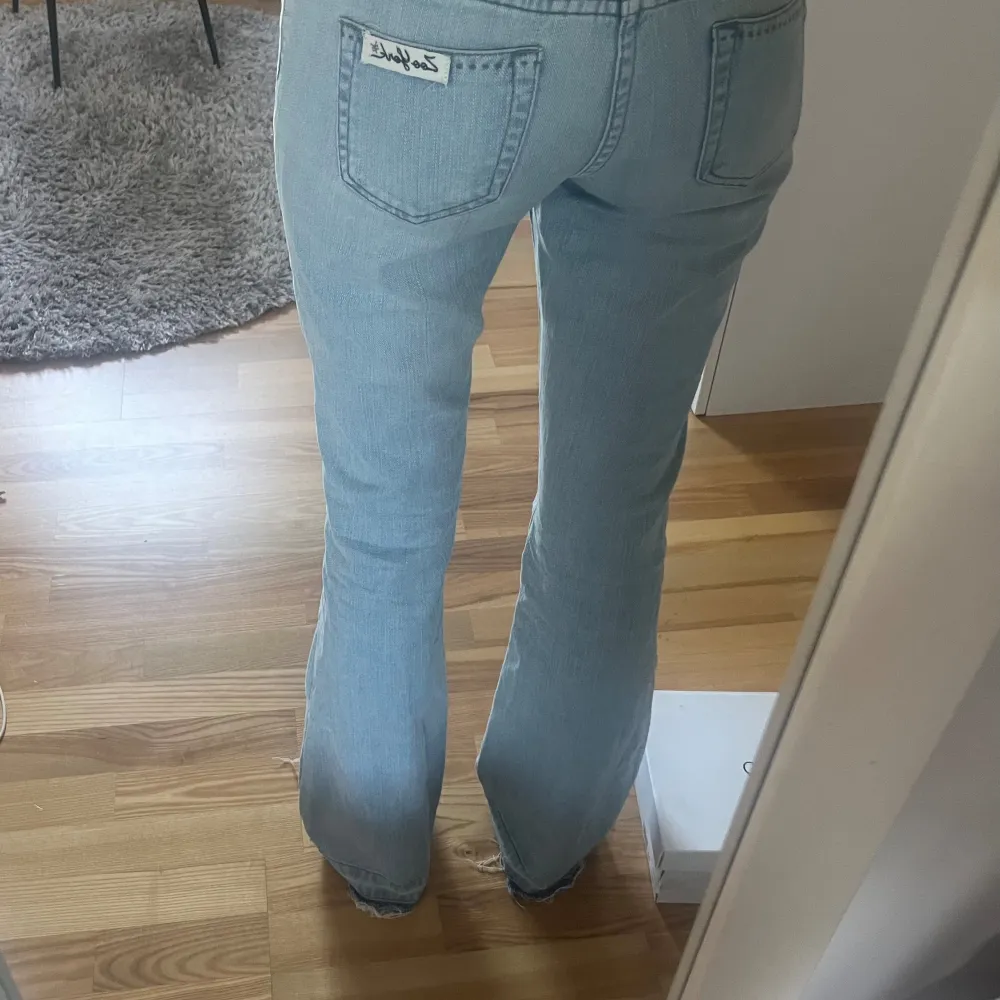 Jätte snygga utsvängda låg midjade jeans. Köptes för ett tag sedan men säljer då de inte passade. De är uppsprättade längst ner. Midjemåttet:36 Innerbens längden: 82 . Jeans & Byxor.