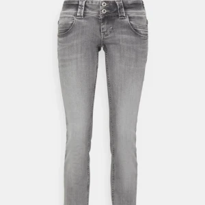 Pepe jeans 💗 - Köptes här på Plick men var tyvärr för små, åkte till skräddaren och sydde om de lite i midjan men nu har jag bestämt mig för att sälja vidare istället💗(pris går att förhandla) midjemått:35 cm benlängd ifrån midjan ner: 100 cm