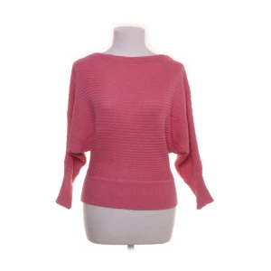 Stickad Tröja Rosa - HELT NY FRÅN SELLPY💕 Har inga alls defekter ser som ny ut och är inte nopprig. Säljer pågrund av att jag inte kan lämna tillbaka längre och för att jag inte kommer använda den❤️❤️  Den är från NA-KD