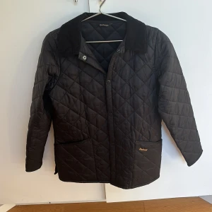 Barbourjacka  - En schysst svart Barbour jacka i st 165-175cm för endast 1199kr! Nypris 3200kr 